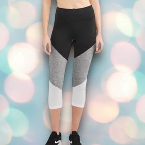 Athletic Works Women’s Workout Capri Leggings Size M